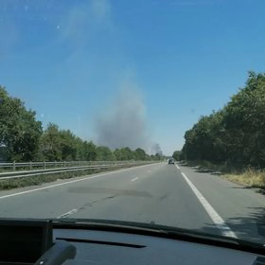 De gros panaches de fumée s'élèvent à nouveau entre Besné et Prinquiau