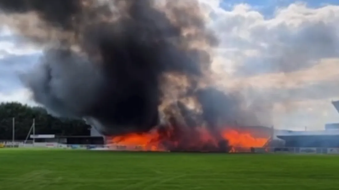 La tribune du stade de foot a été totalement ravagée par les flammes