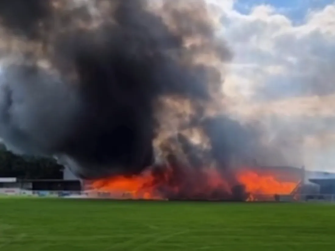 La tribune du stade de foot a été totalement ravagée par les flammes