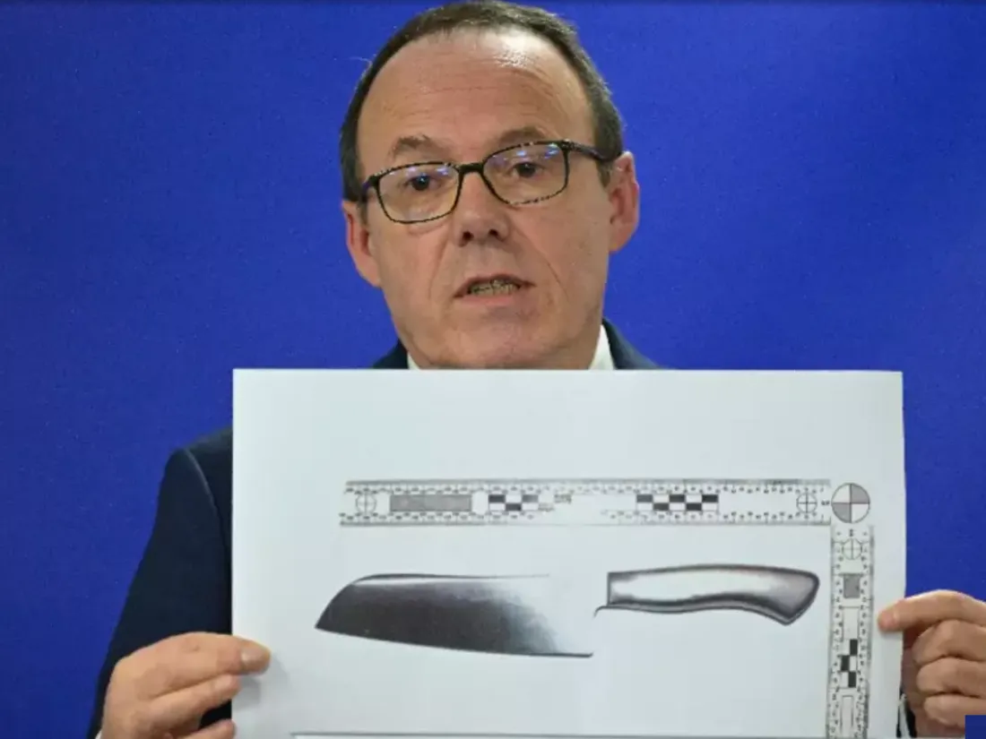 Le procureur de Rennes Philippe Astruc montre une reproduction du couteau utilisé