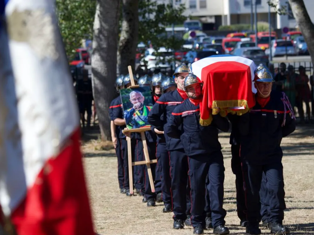 Le cercueil du capitaine Allaire porté par ses camarades