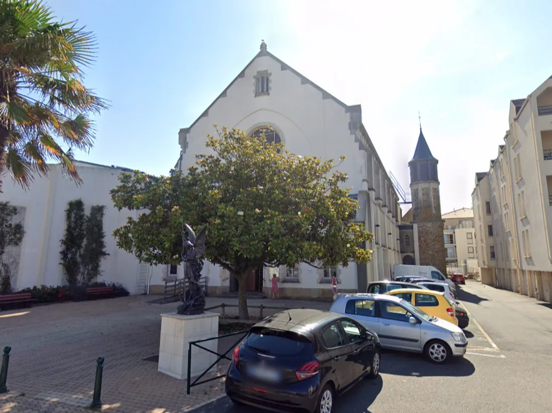 La statue de Saint-Michel, devant l'église aux Sables d'Olonne, capture d'écran