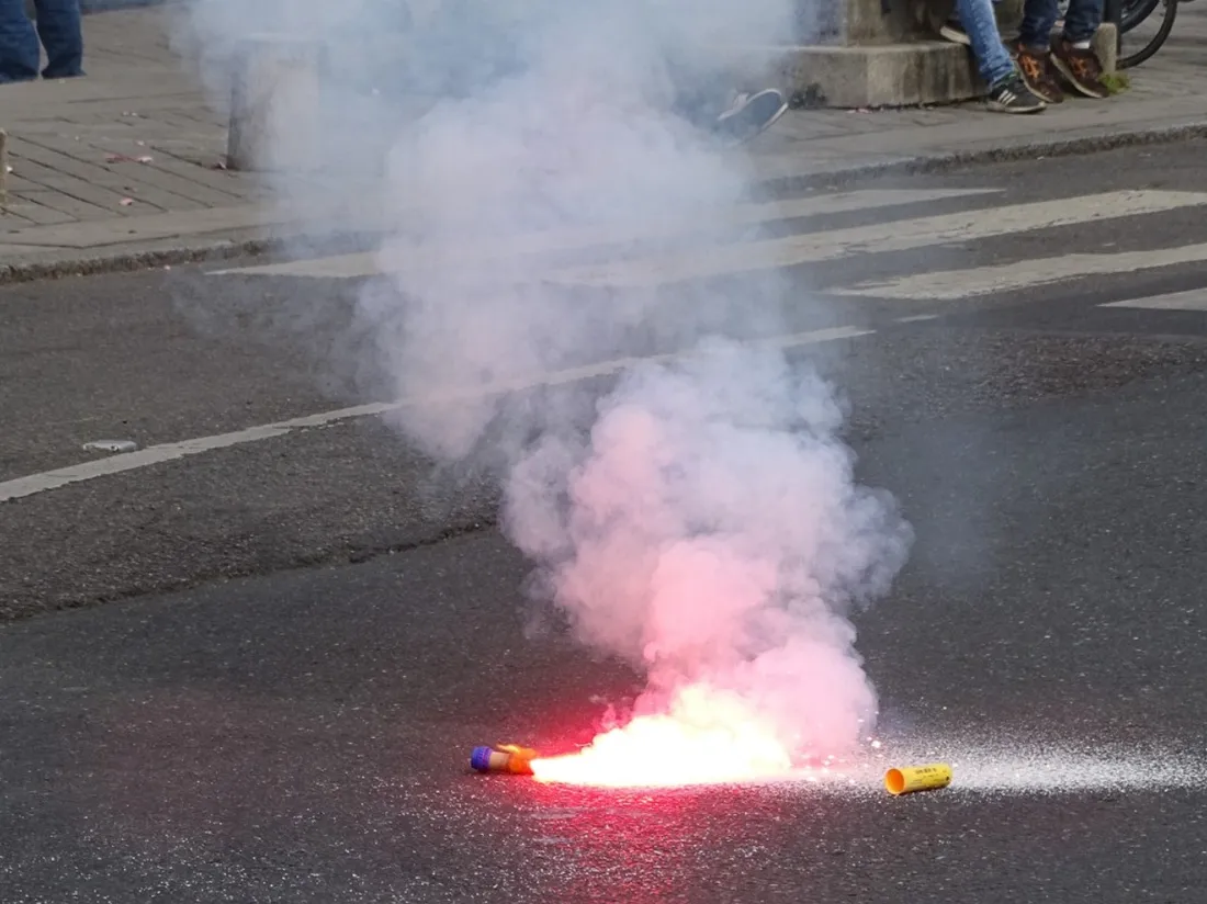 Un fumigène lors d'une manifestation, illustration