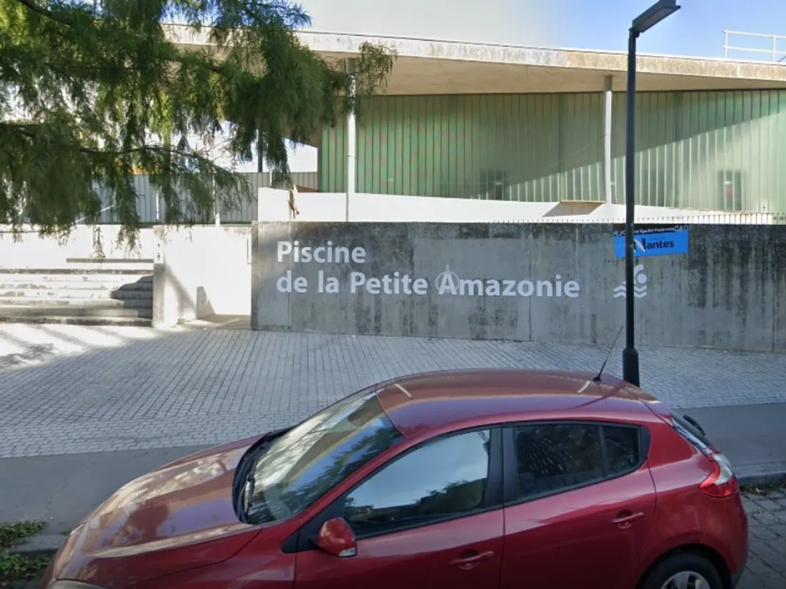 L'extérieur de la piscine, capture d'écran