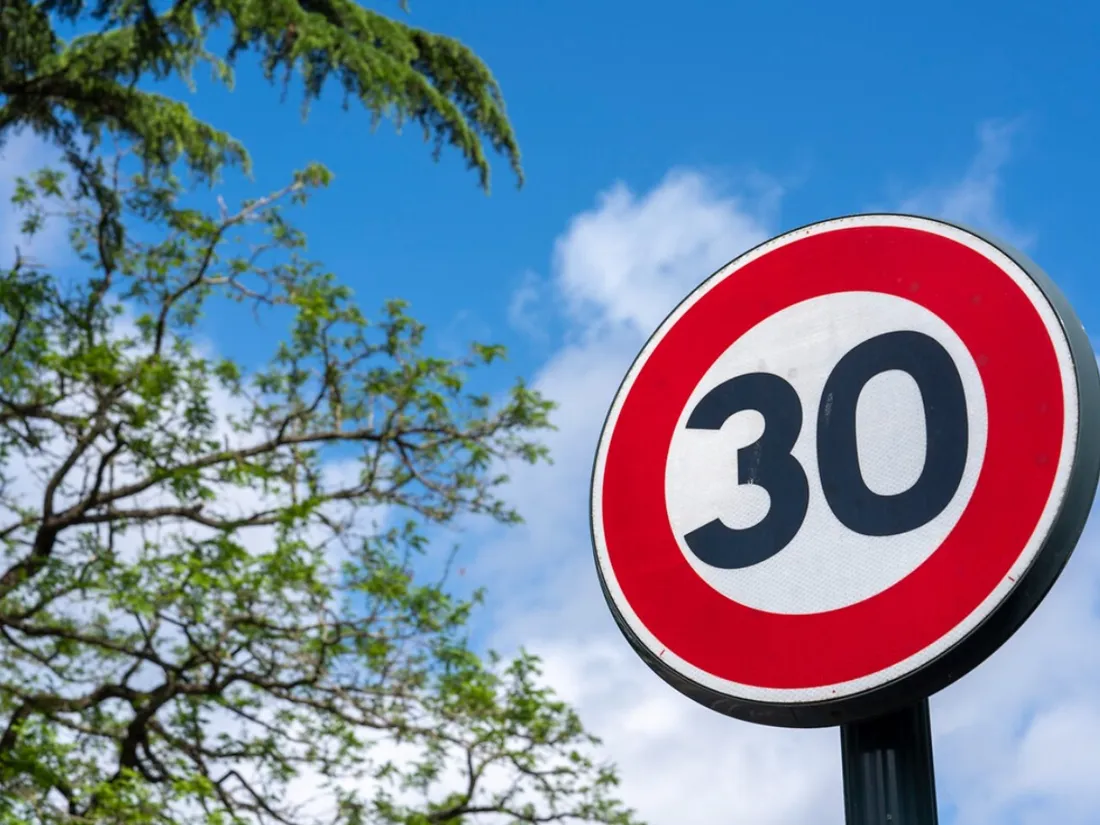 Un panneau de limitation à 30km/h, illustration