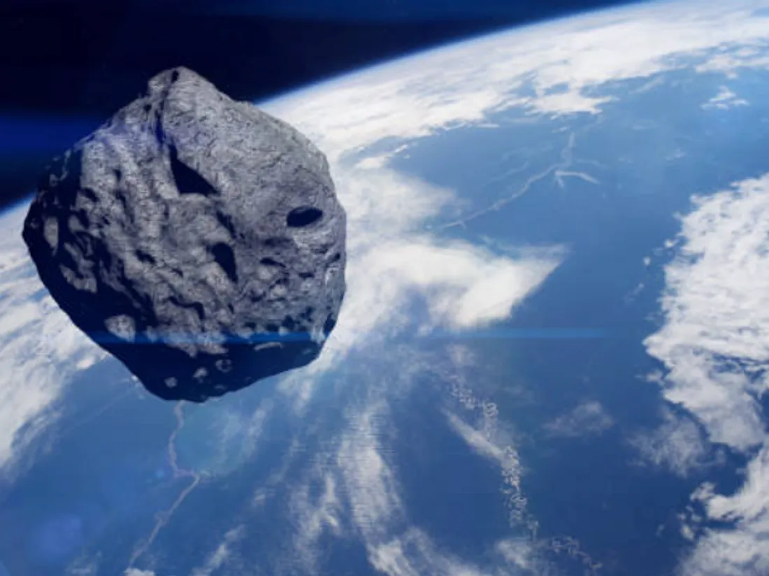 Astéroïde s’approchant de la planète Terre