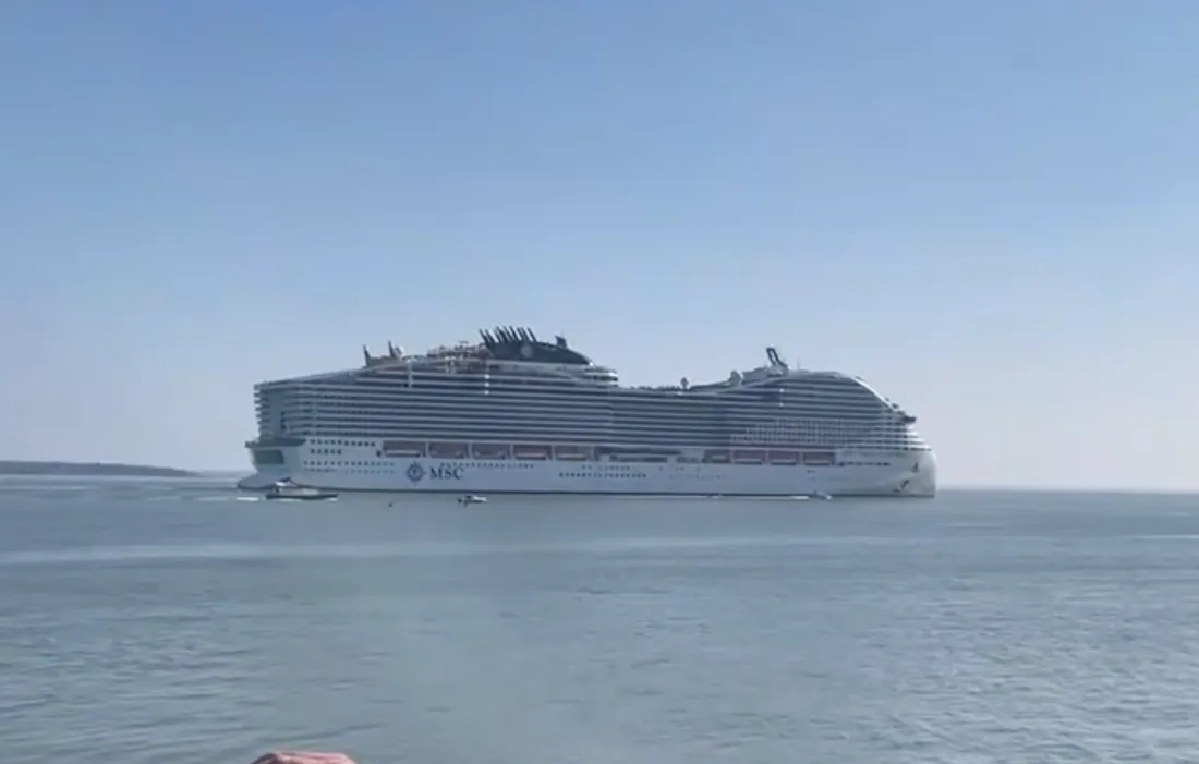 Un dernier salut depuis Saint-Nazaire - le MSC World America prend le large