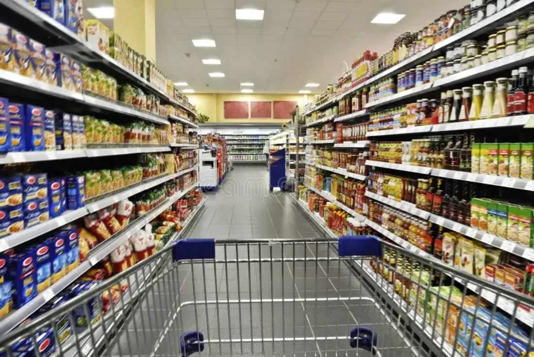 Un chariot dans un supermarché