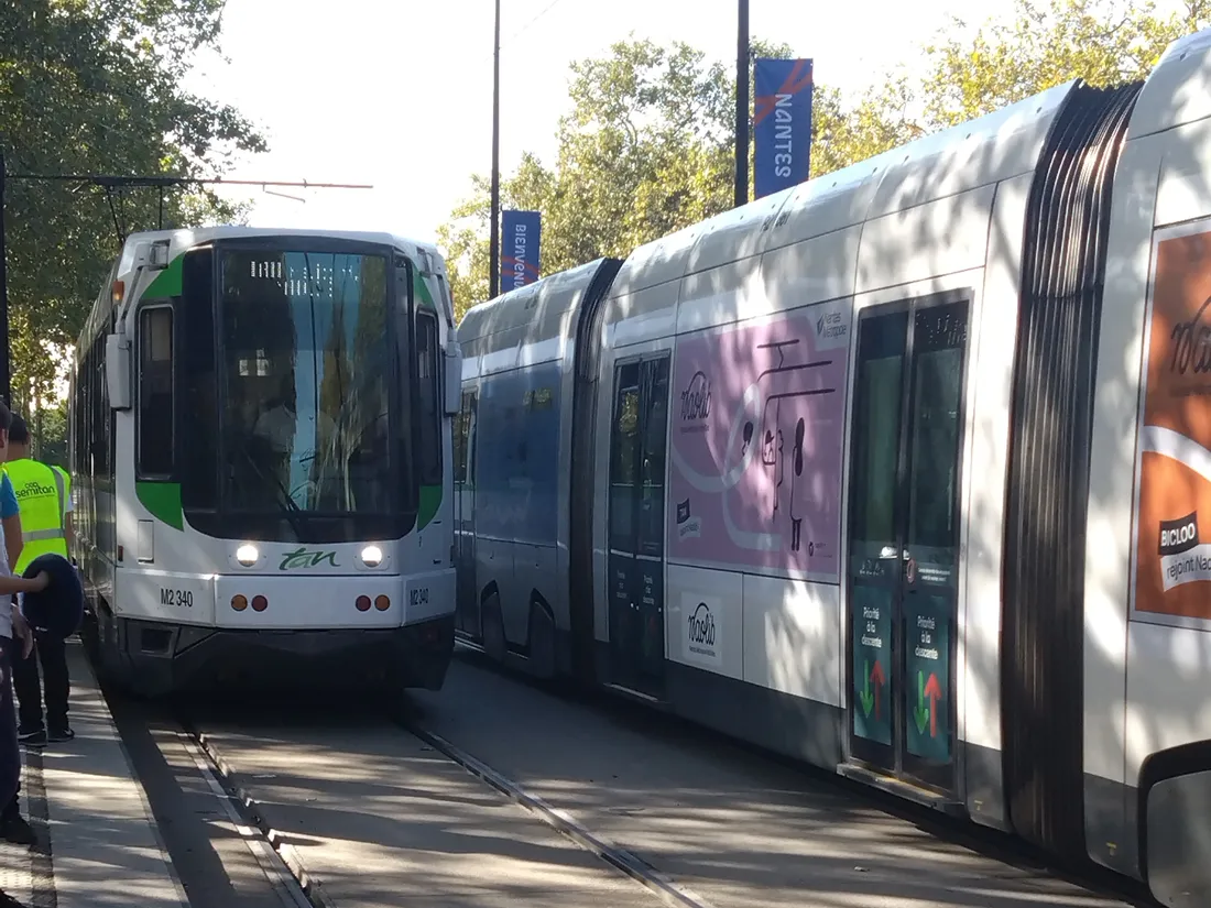 Deux trams à Nantes