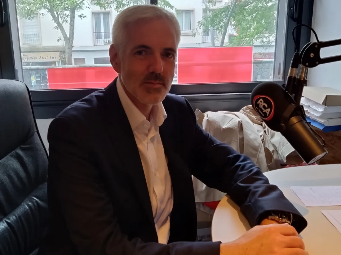 Xavier Perrin, candidat aux Législatives au micro de RCA
