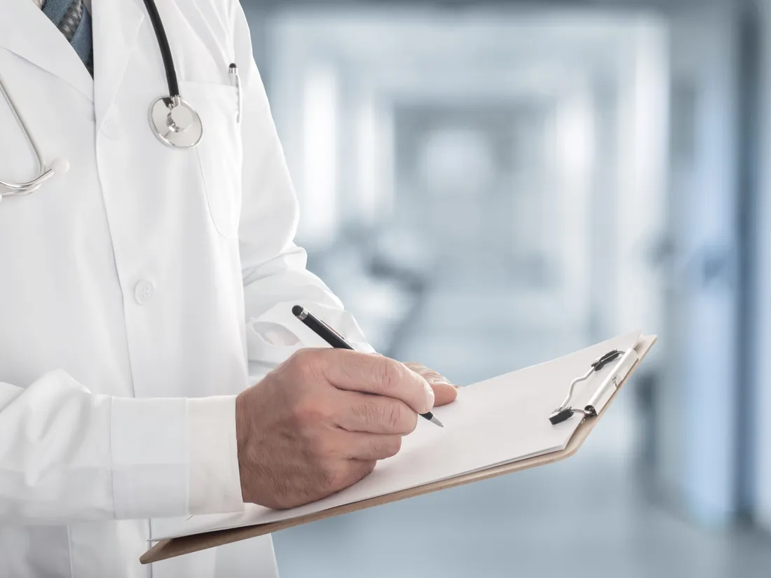 Face à ces symptômes, il est impératif de consulter en urgence un médecin ou d’appeler le 15.