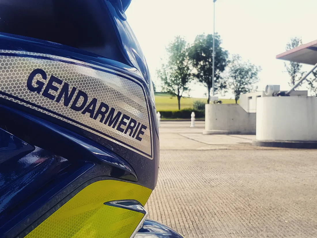 Une moto de gendarmerie, illustration