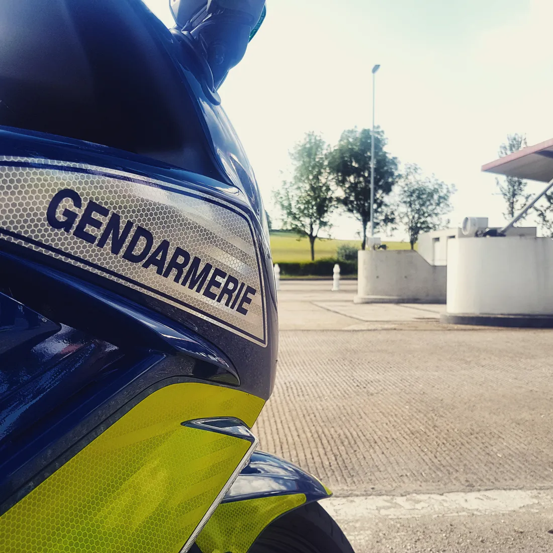 Une moto de gendarmerie, illustration