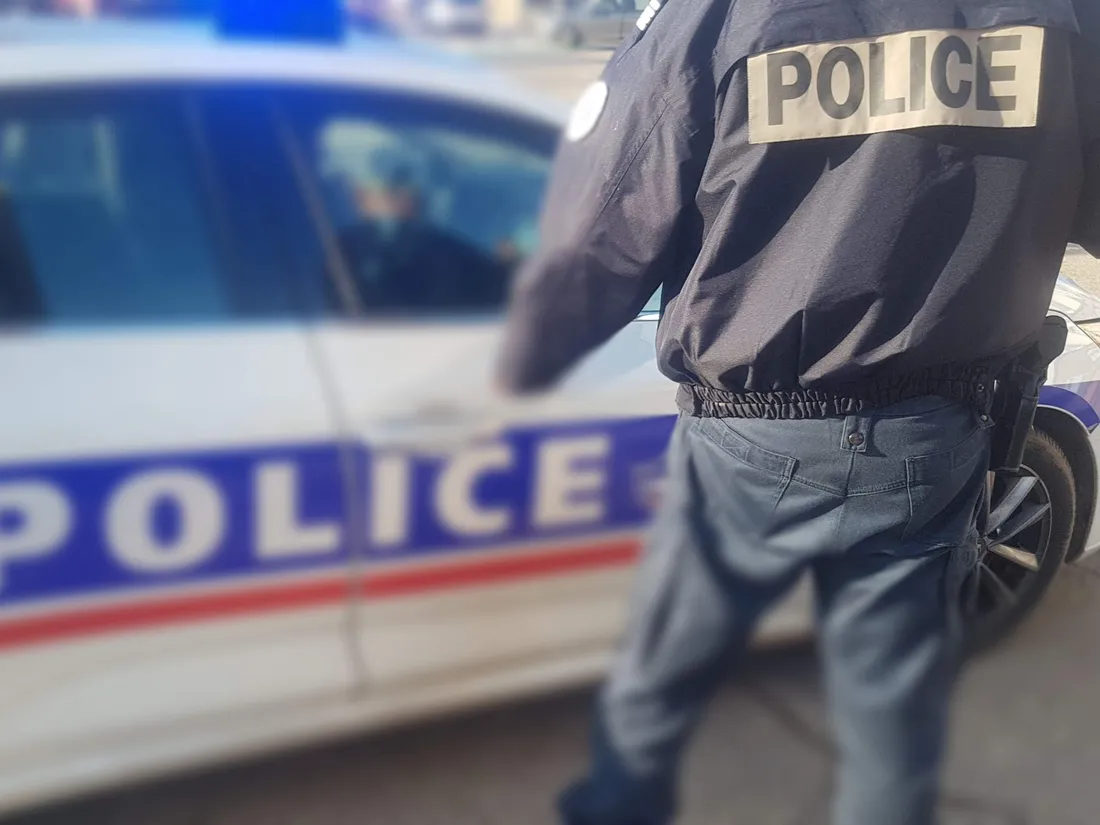 Un policier près d'une voiture, illustration