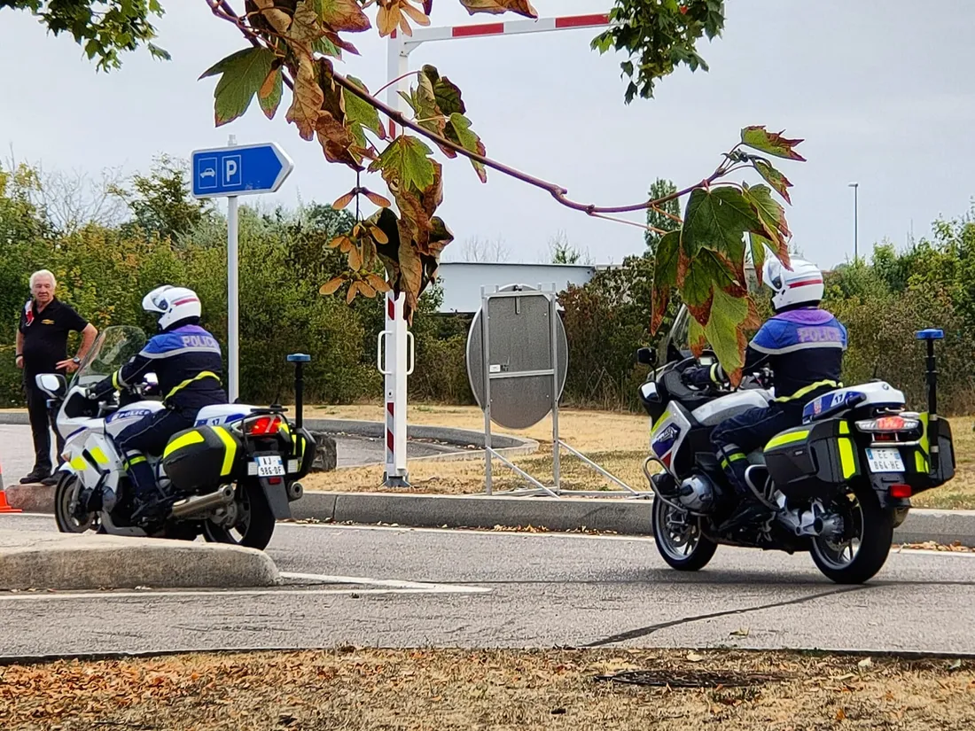 Des gendarmes partant intercepter un automobiliste, archives