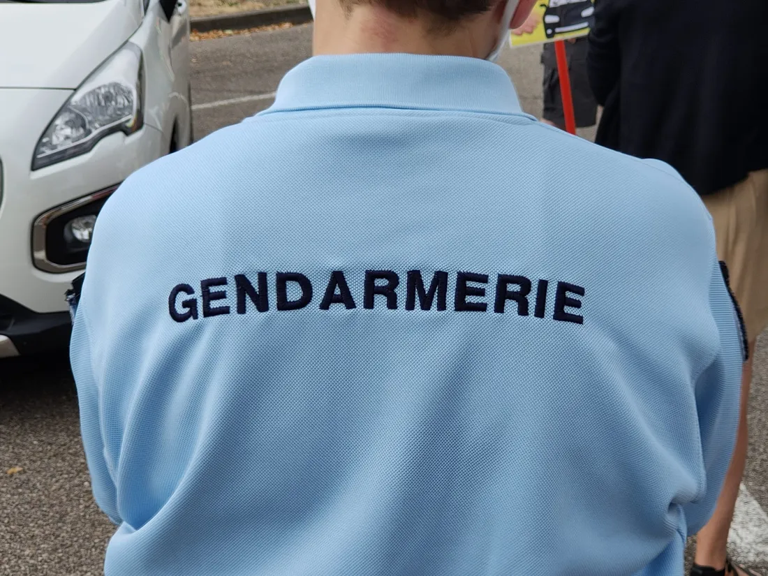 Un gendarme en uniforme, illustration