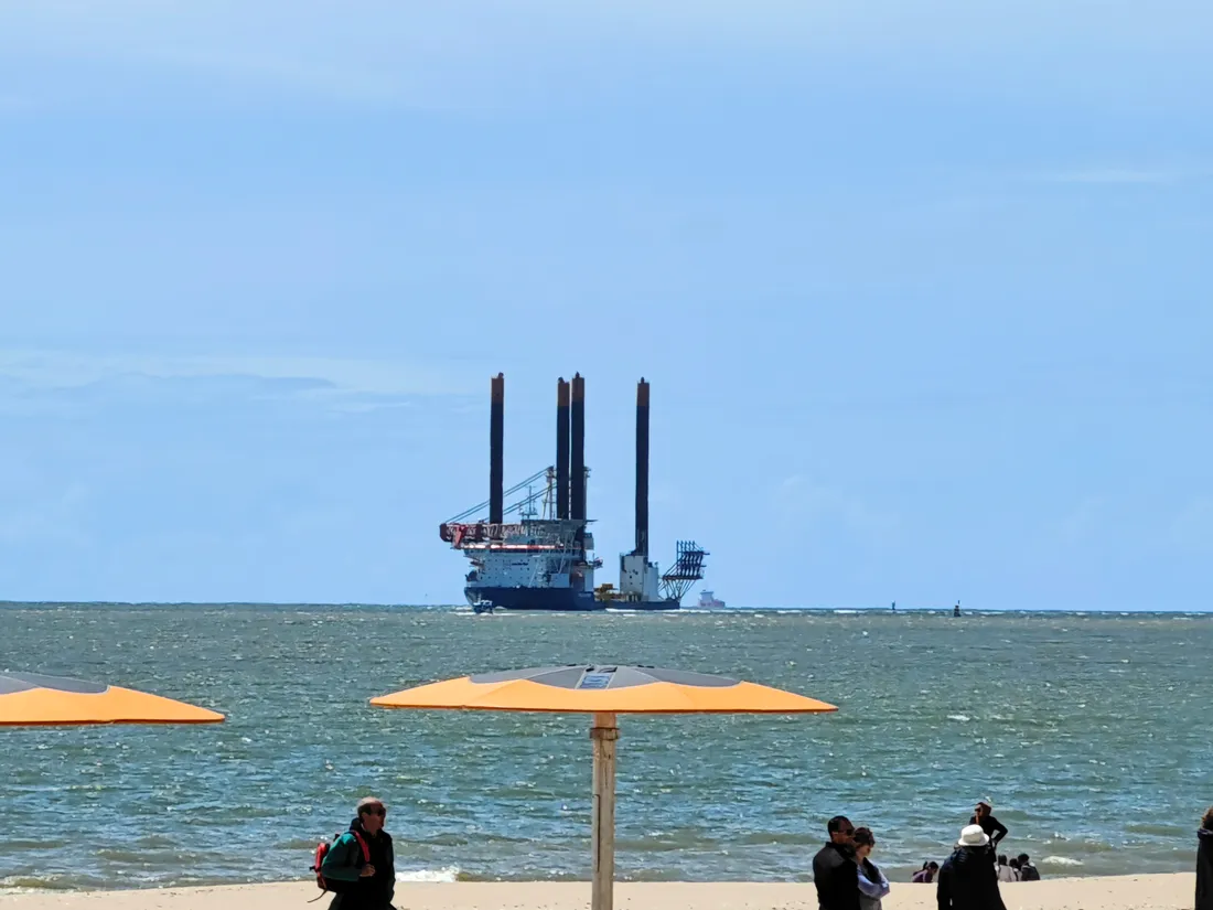 Le navire "Vole au Vent" rentre au port de Saint-Nazaire après avoir installé des turbines