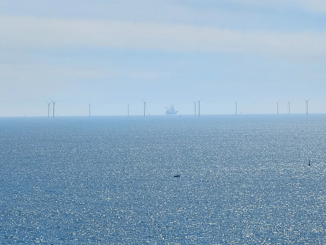 Le champ d'éoliennes en mer de Saint-Nazaire, vu depuis Batz-sur-Mer, illustration