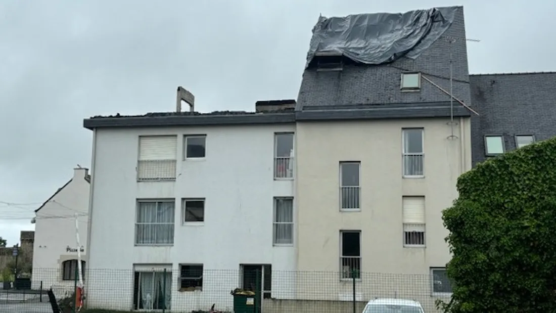 L'immeuble détruit par les flammes à Guérande dimanche