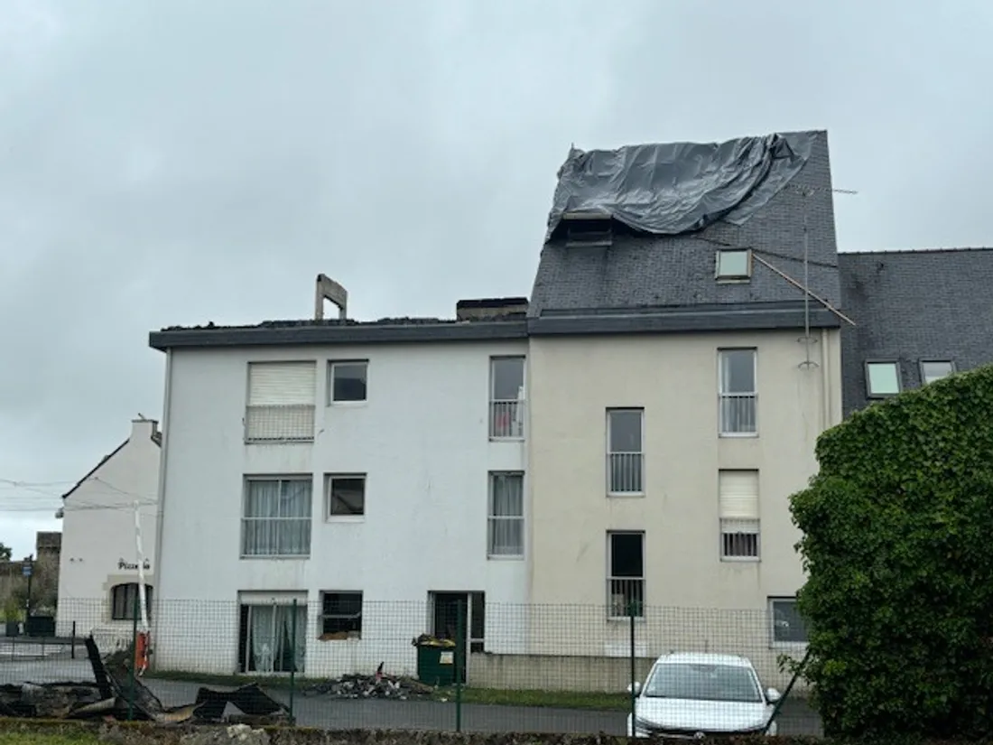 L'immeuble détruit par les flammes à Guérande dimanche