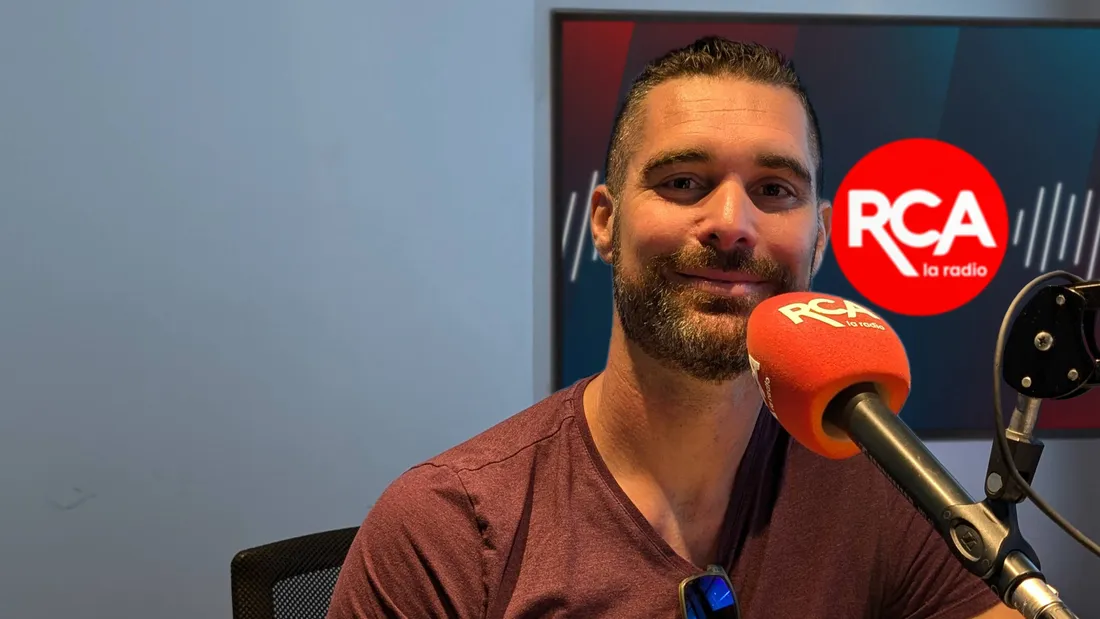 Mathieu Josse, pompier à Saint-Nazaire, dans les studios de RCA