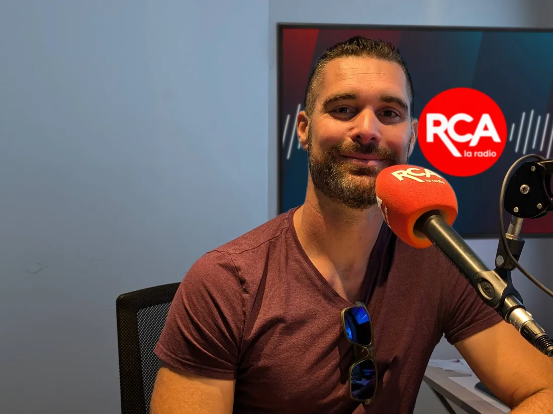 Mathieu Josse, pompier à Saint-Nazaire, dans les studios de RCA