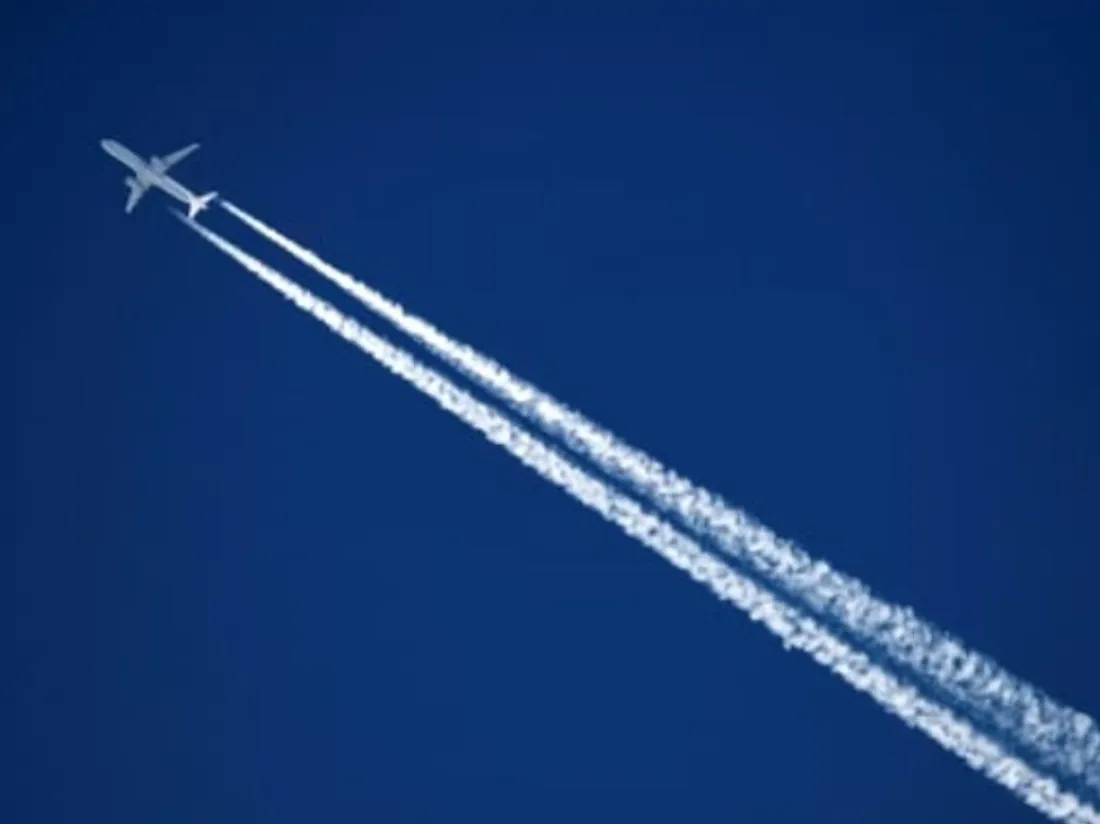 Un avion Lufthansa trace une traînée de condensation 