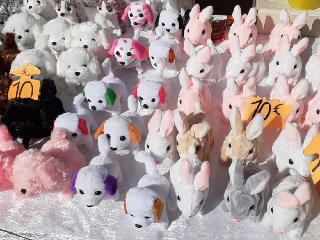 Une photo des peluches sur des étals, illustration