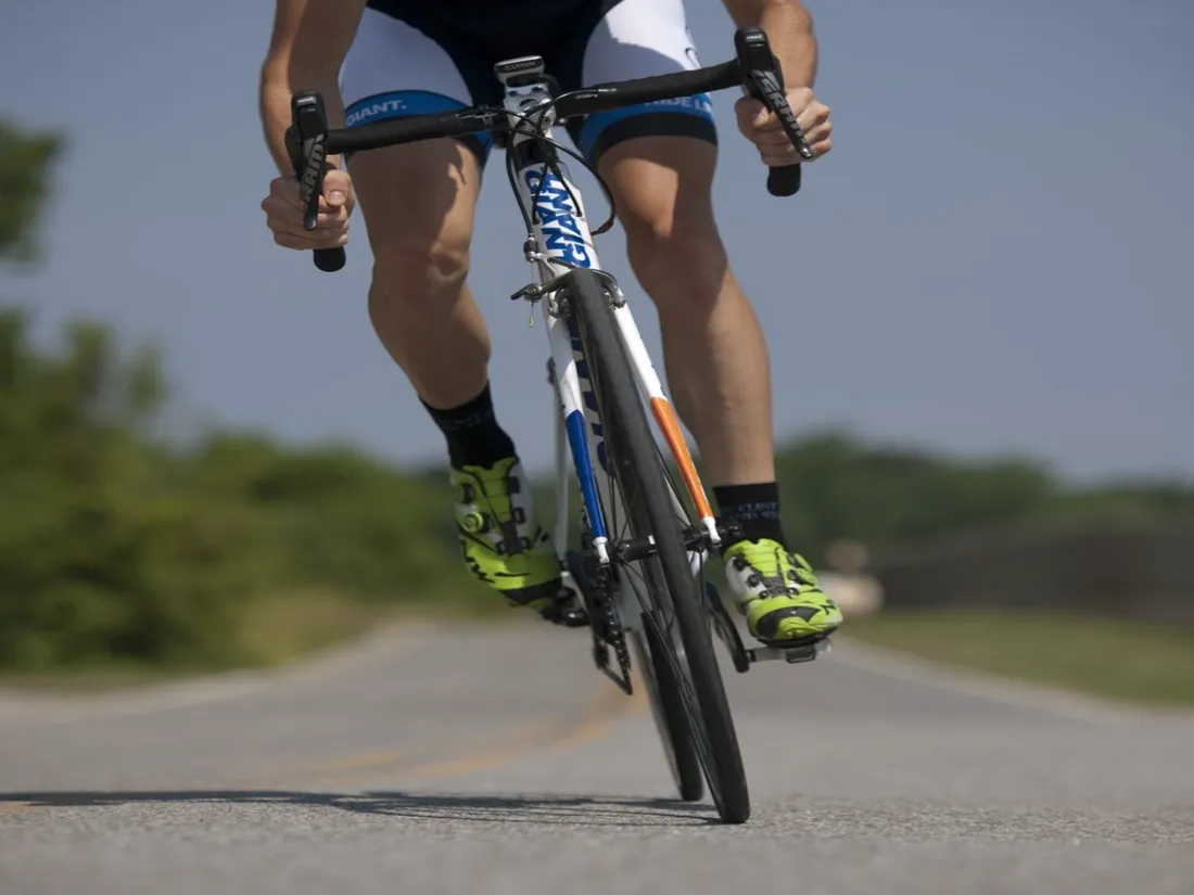 Personne à Vélo De Route Sur La Route