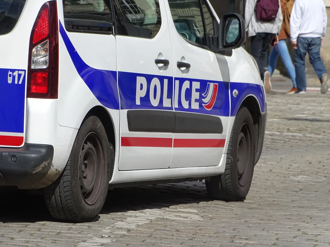 Une voiture de police