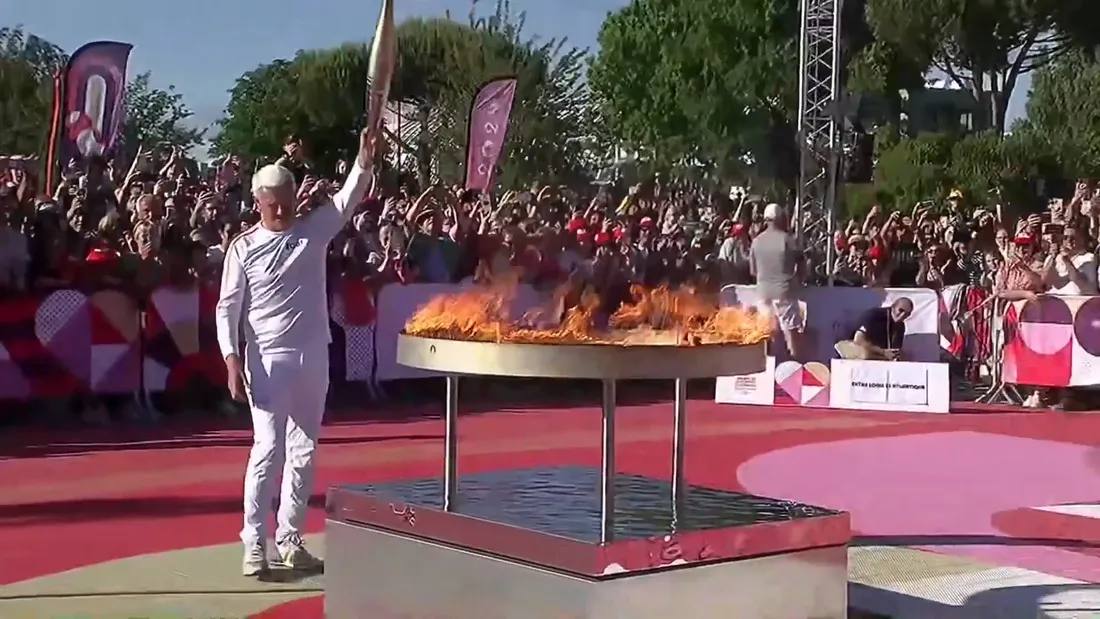 Le cavalier Roger-Yves Bost allume la flamme olympique à La Baule