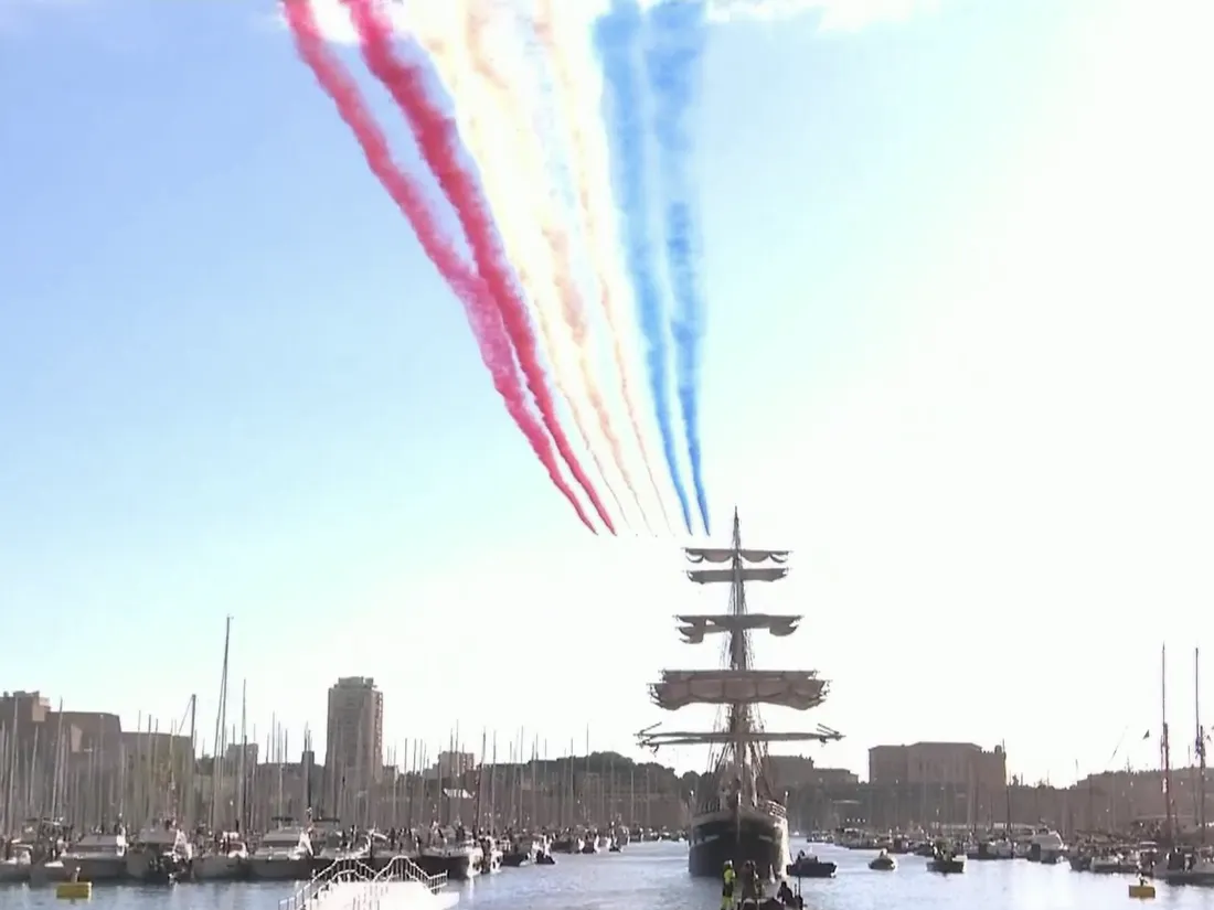 Le Belem à l'arrivée de la flamme olympique à Marseille