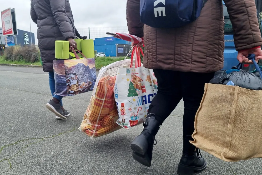 25 personnes ont quitté la salle municipale blésoise pour gagner un nouveau logement provisoire.