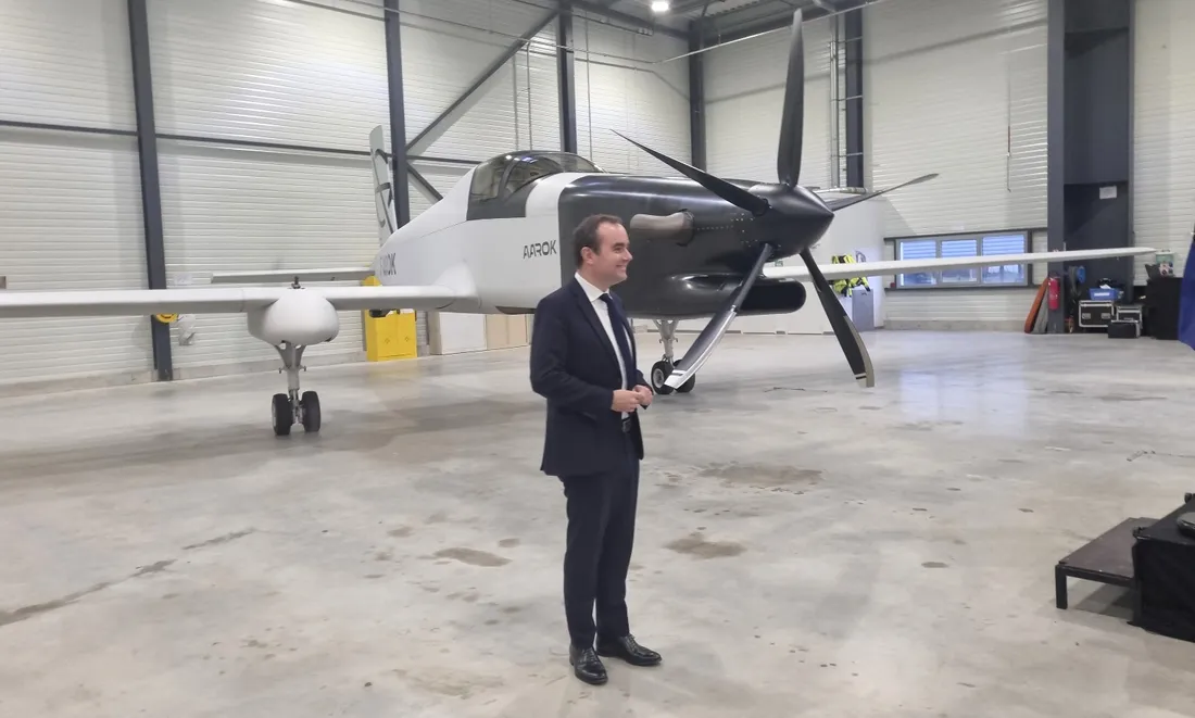 Sébastien Lecornu devant le prototype Aarok, un drone momentanément avec pilote.