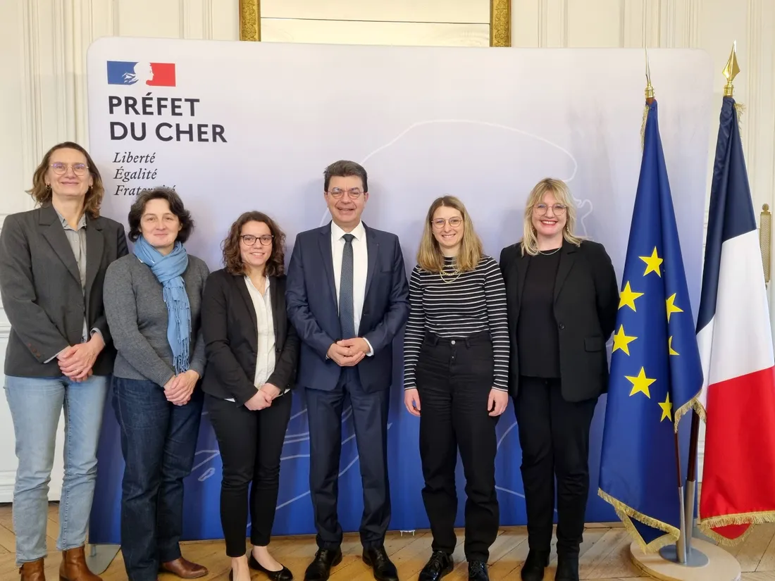 Des femmes évoluant dans l'industrie de l'armement autour du préfet du Cher, Maurice Barate.