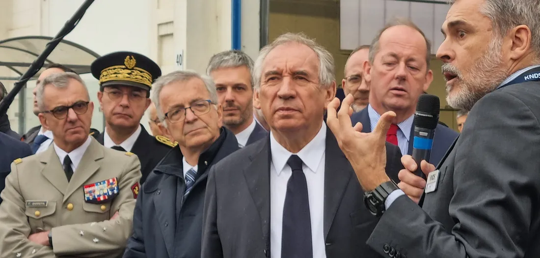 Deux heures de visite pour le Premier ministre François Bayrou chez KNDS à Bourges.