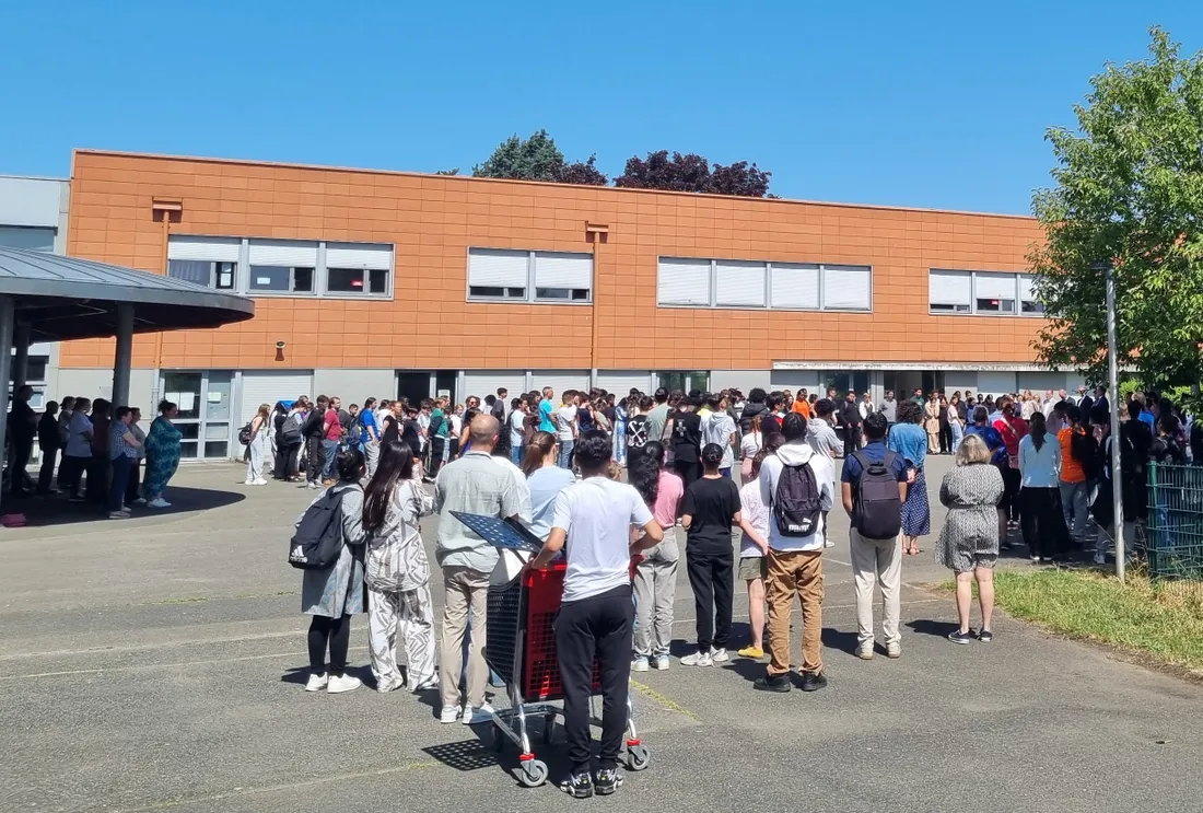 Un temps de recueillement ici au collège Michel Bégon de Blois.