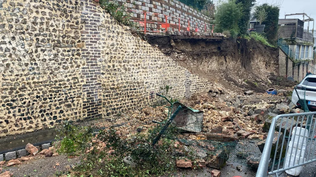 Rouen : un mur de 50 m de long s'effondre sur des voitures