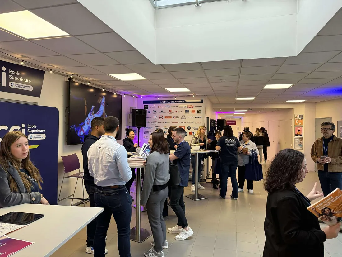 Les visiteurs ont pu rencontrer à la fois des entreprises et des centres de formation.