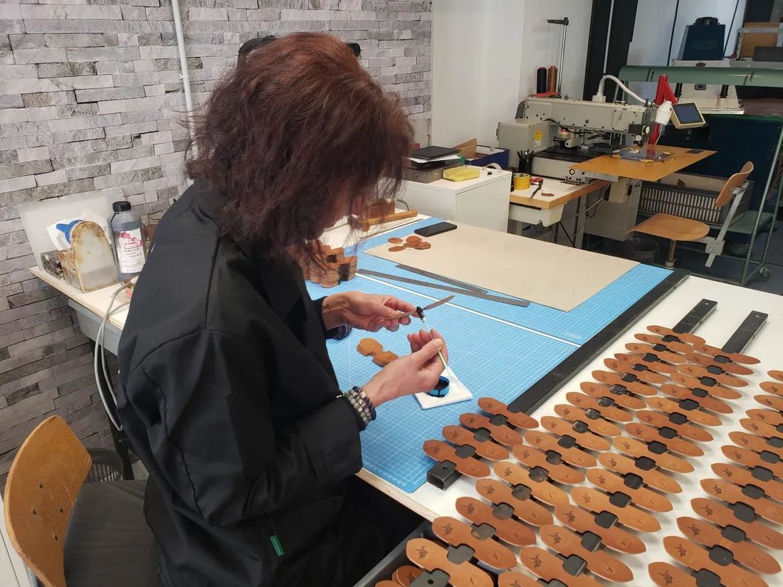 Delphine Maingui en pleine opération de teinture