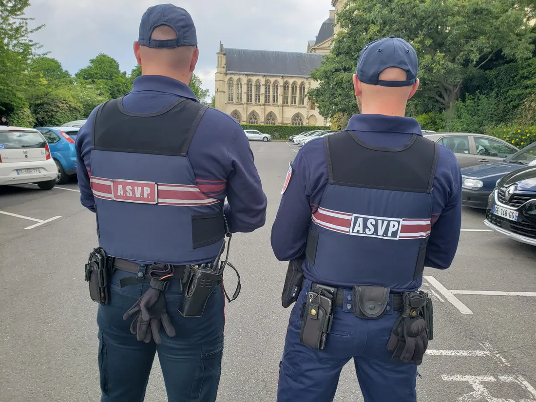 Deux agents de surveillance de la voie publique de la ville de Caen