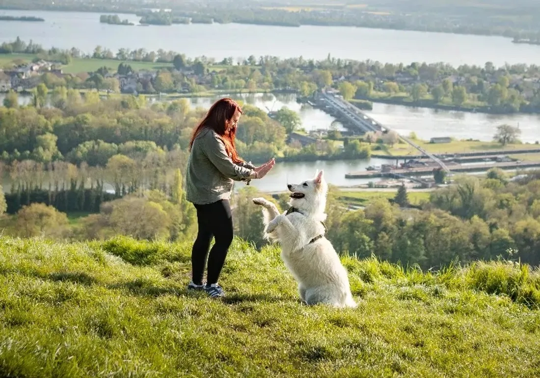Alexandra Lefol et son chien, à Amfreville-sous-les-Monts