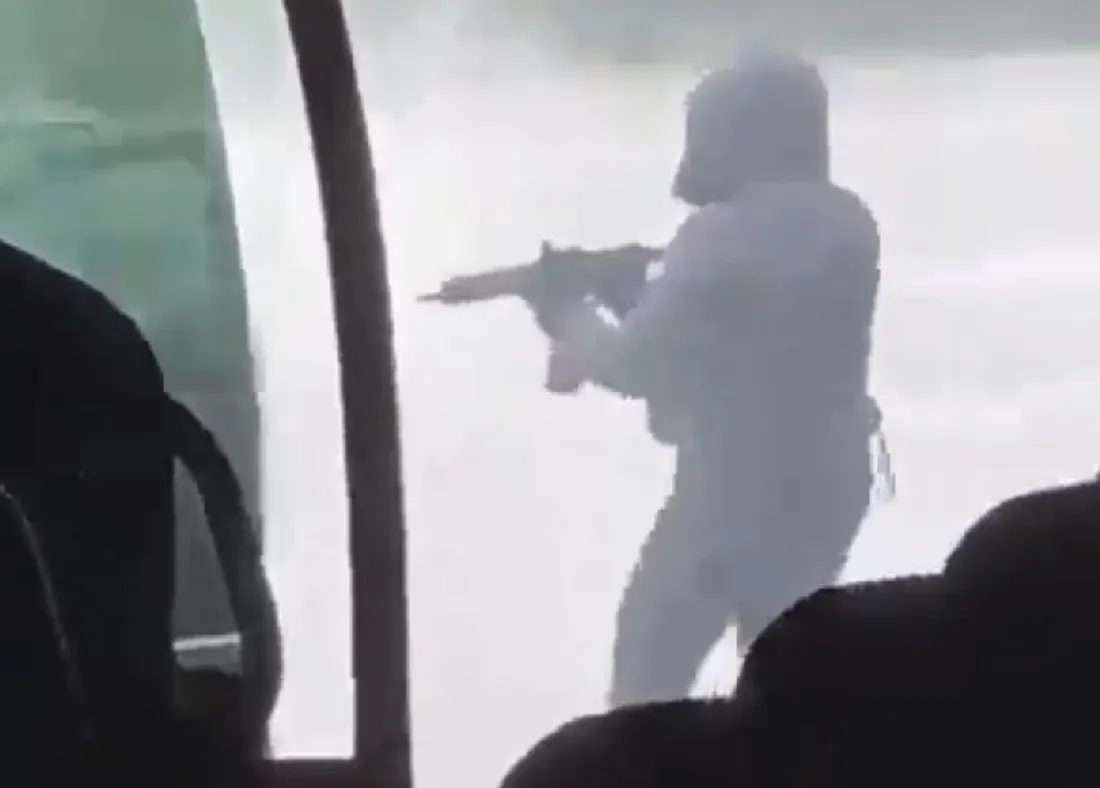 Sur cette image, l'un des auteurs de l'attaque sur le fourgon pénitentiaire