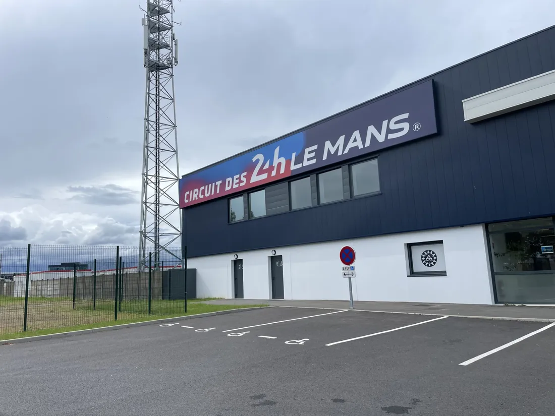 Un nouveau bâtiment a été construit près de la porte sud du circuit où se déroulent les 24 Heures.