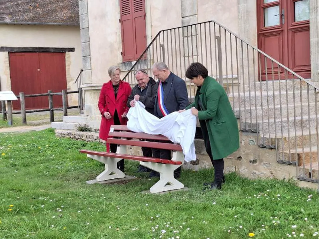 Deux bancs en hommage à Eléonore Places ont été inaugurés à Saint-Cosmes-en-Vairais.