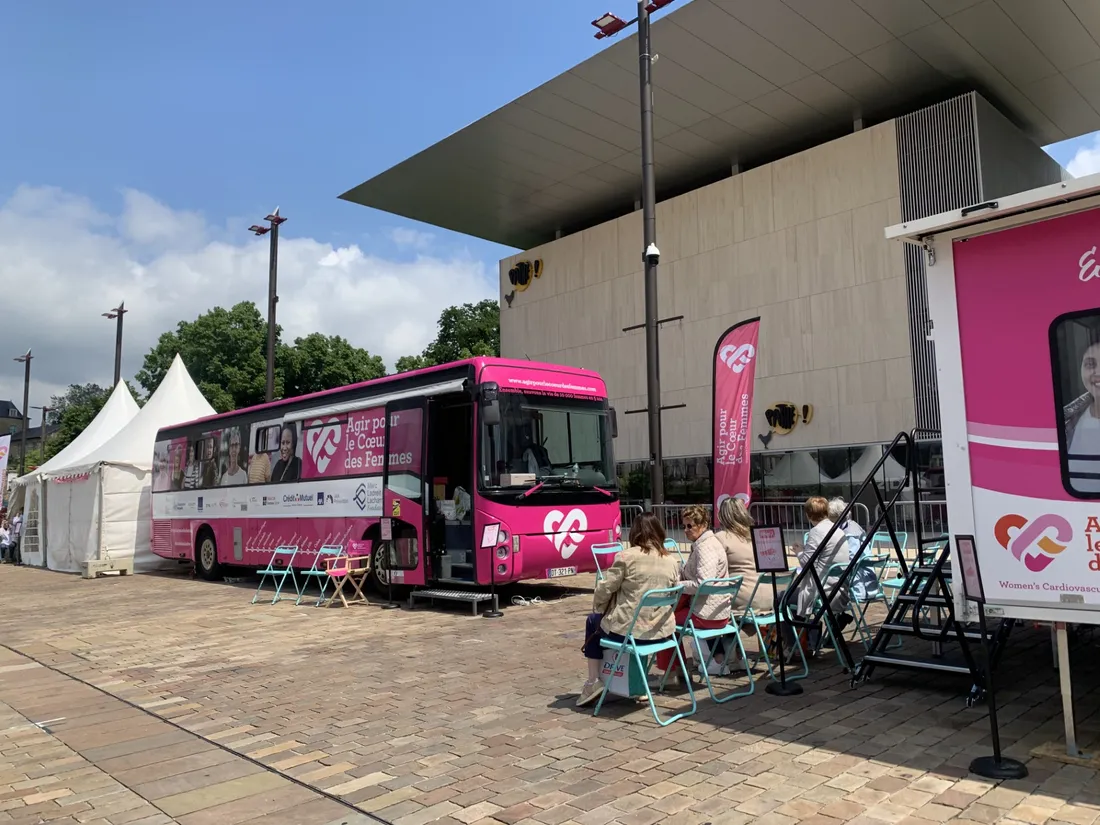 Le bus « Agir pour le cœur des femmes » s’est installé au Mans, place des Jacobins. 