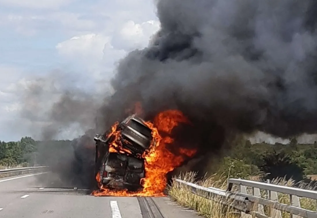 Camion en feu sur l'A28