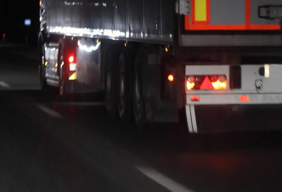 Camion dans la nuit