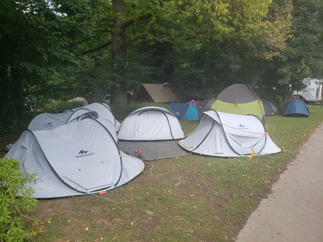 Des tentes au camping Les Rochers des Parcs