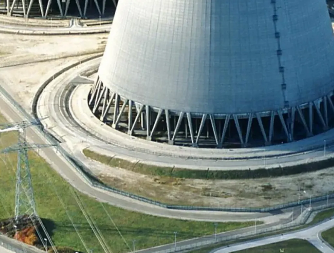 Cheminée de centrale nucléaire